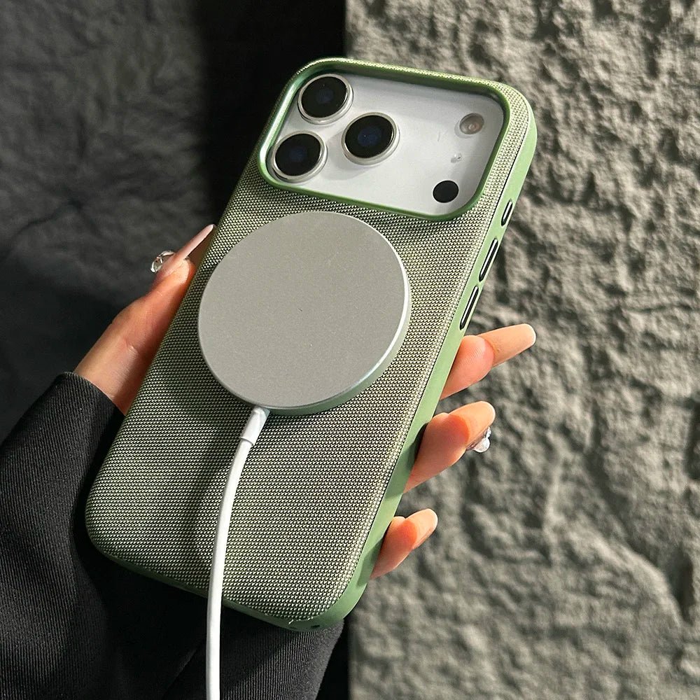iPhone 18 / Pro / Pro Max – Magnetische TechWoven Hülle mit Mikrofaserstruktur iPhone 18 TechWoven Schutzhülle mit Mikrofaserstruktur und Magnetfunktion – Rückseiten-Detail